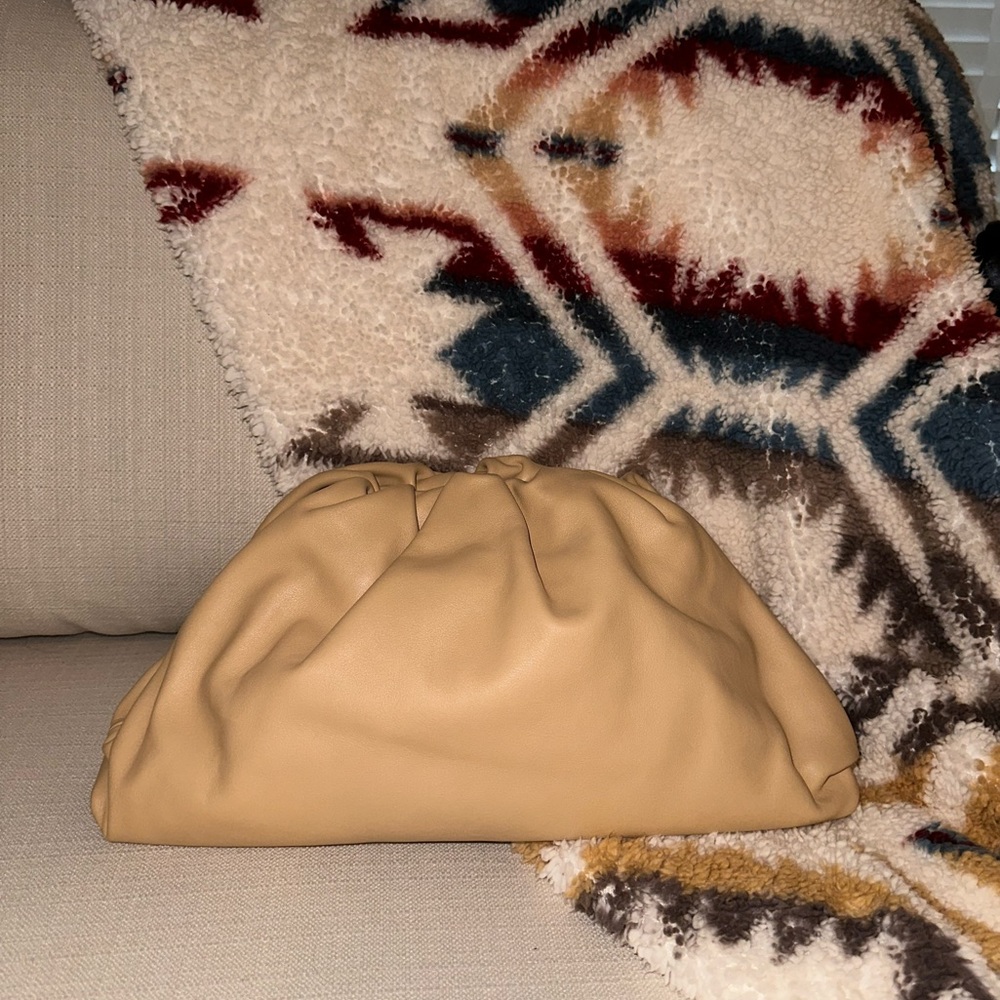 ⭐️ NWT Bottega Veneta The Pouch Classic Ruched Leather Clutch in Tan/Nut